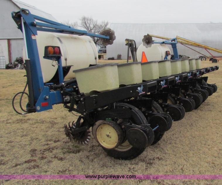 Kinze 2000 eight row planter in Blackwell, OK Item B7039 sold