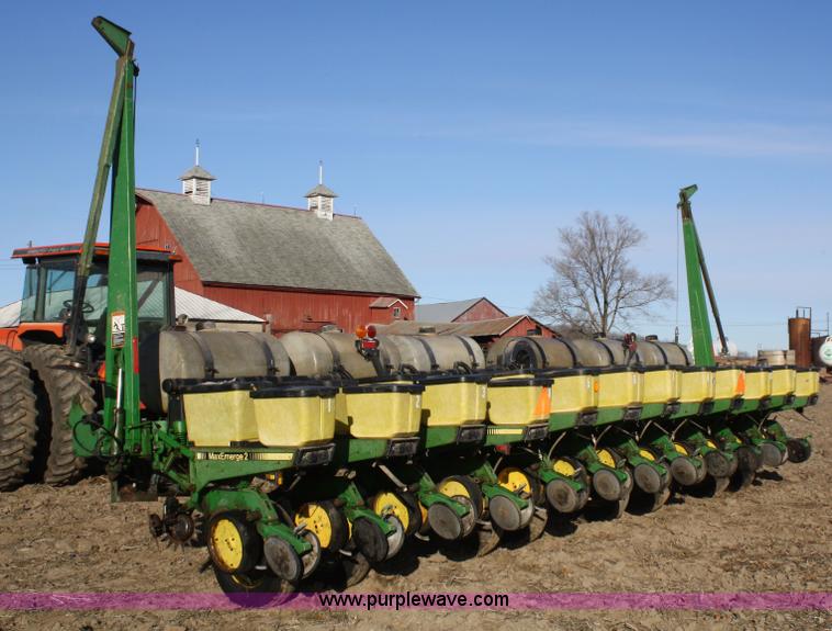 John Deere 7200 12 row planter in Leavenworth, KS Item A6730 sold