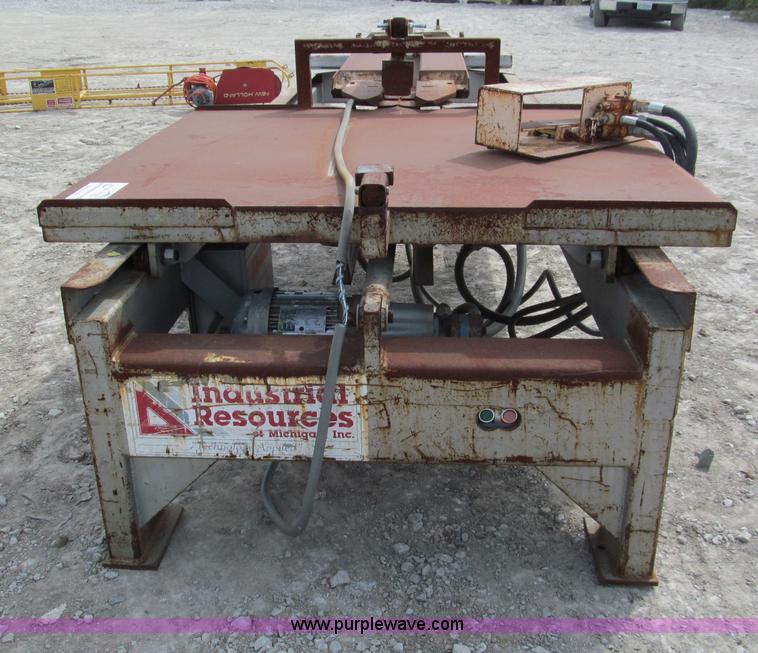 Industrial Resources pallet tear down machine in Cameron, MO Item