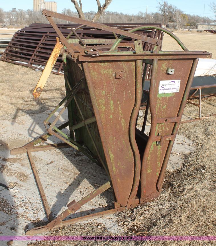 Powder River calf working chute in Tulia, TX Item J1329