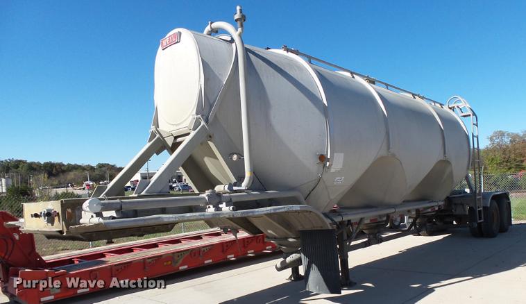 1988 Heil dry bulk trailer in Lebanon, MO Item K1046 sold Purple Wave