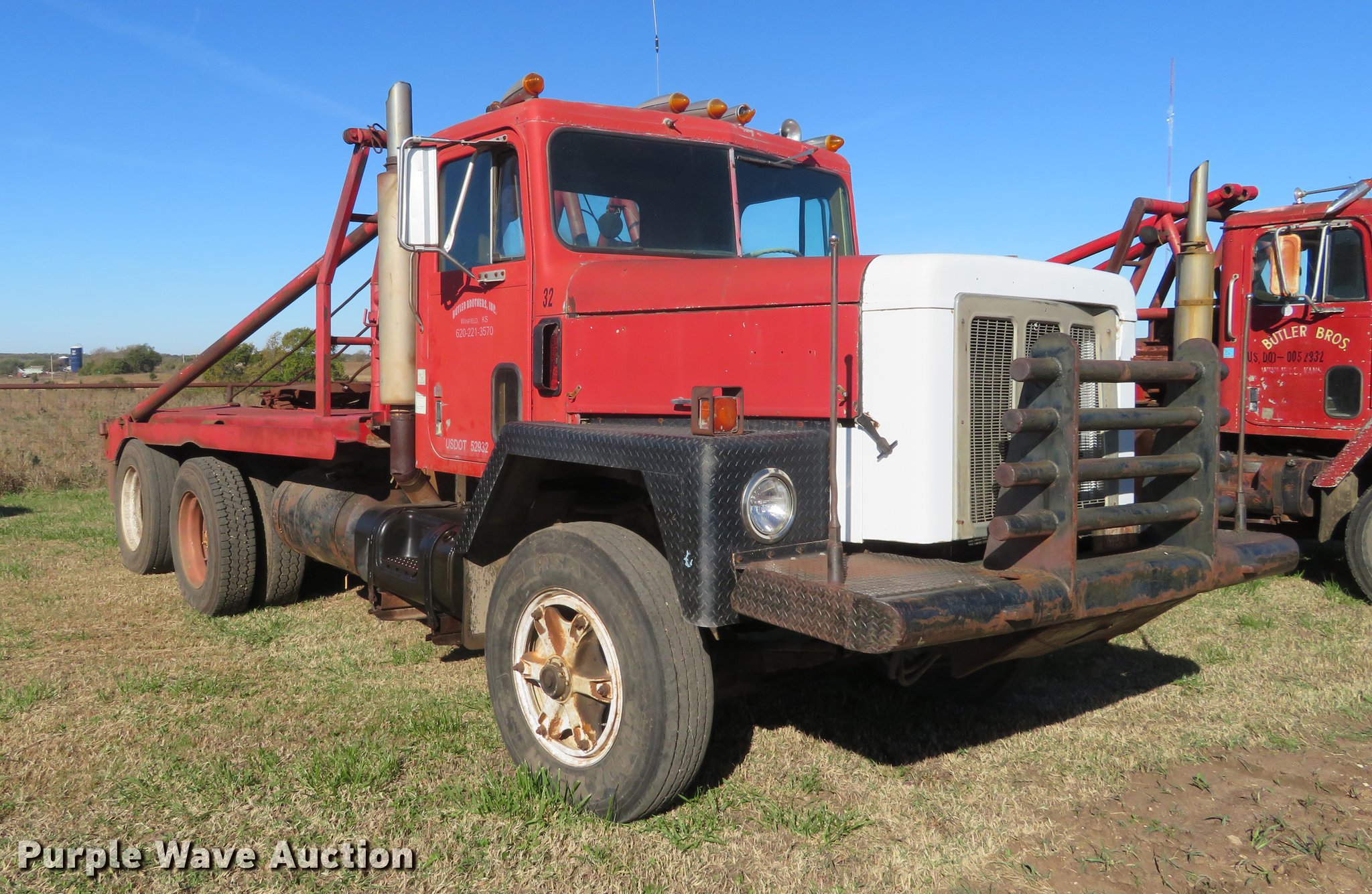 1976 International Paystar 5000 oilfield rig up tandem truck in