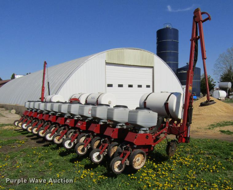 1990 White 5100 planter in Wheatland, IA Item DF3786 sold Purple Wave