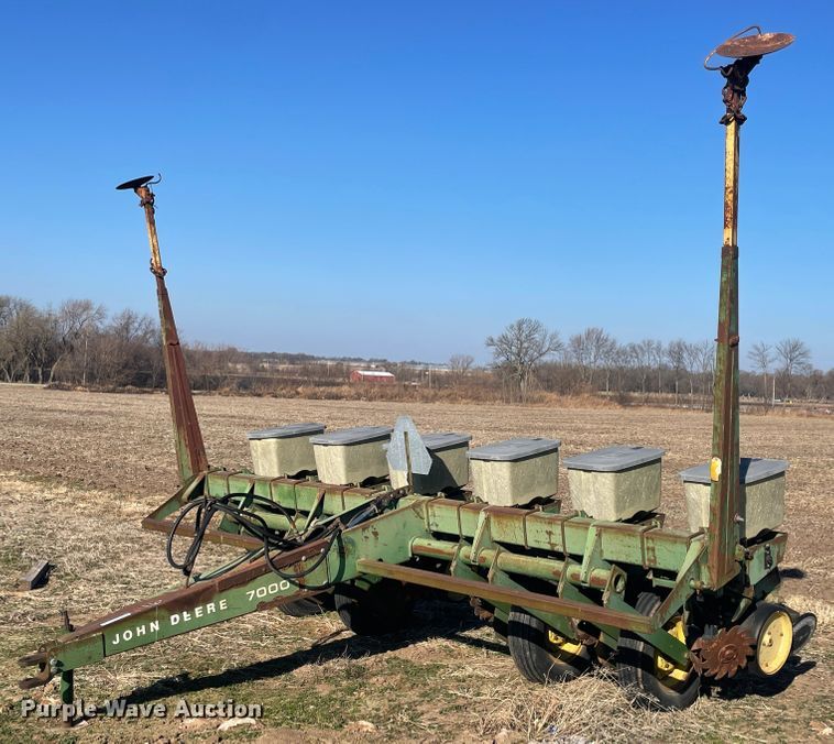 John Deere 7000 notill planter in Carthage, MO Item IX9727 sold