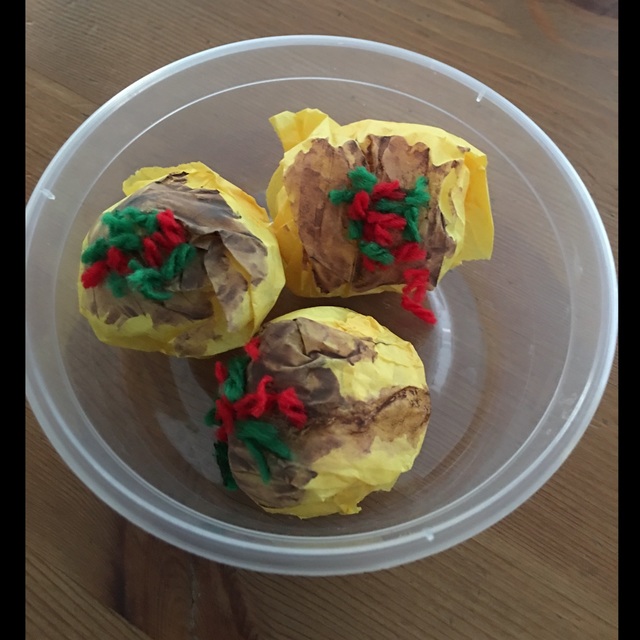 たこ焼きおもちゃを手作り！クルクル返す練習で手先も器用にしよう！ | オウチーク！ アプリ投稿】たこ焼き屋さんごっこ | 保育や子育てが広がる“遊び”と“学び”のプラットフォーム[ほいくる]