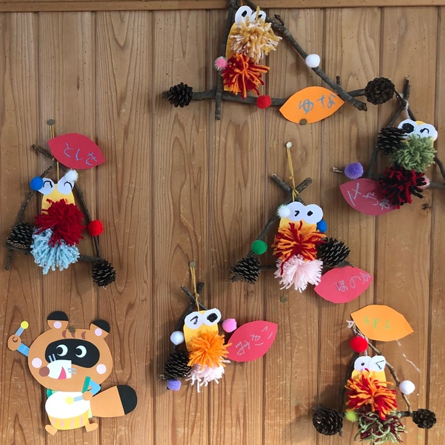 11月の壁面制作は、ペットボトルでミノムシ！ - どんな切ない日も 取り戻せないのに アプリ投稿】5歳児 壁面みのむし | 保育や子育てが広がる“遊び”と“学び”のプラットフォーム[ほいくる]