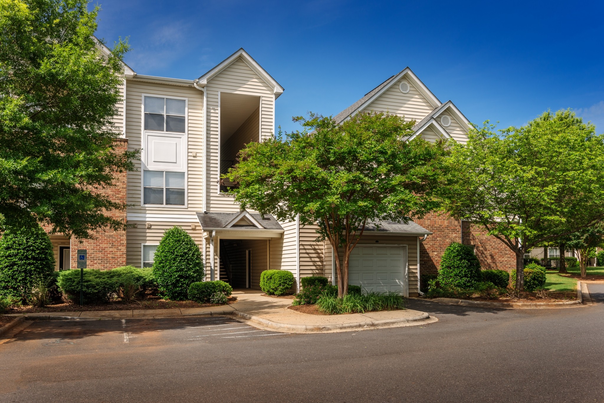 Citra Luxury Apartments, Charlotte (see pics & AVAIL)