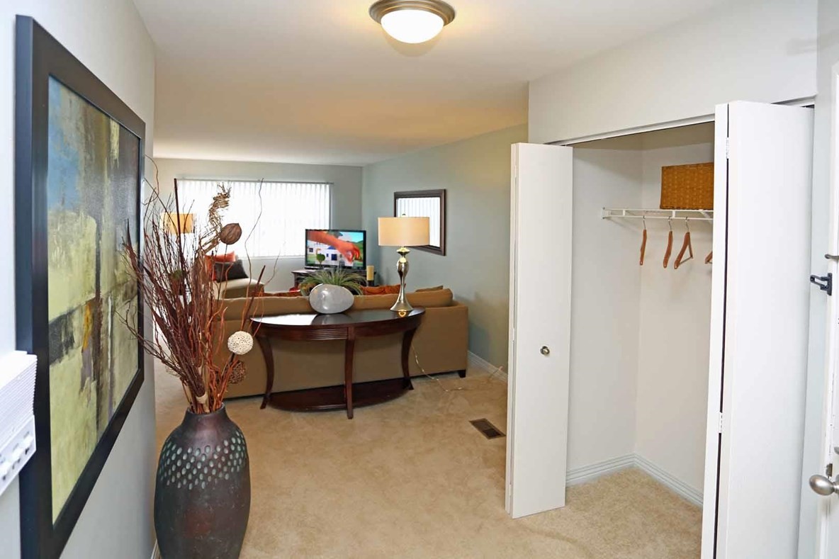 Skyridge Club Apartments, Crystal Lake (see pics & AVAIL)
