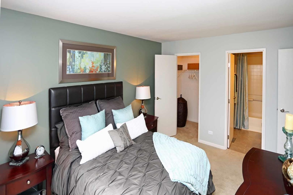 Skyridge Club Apartments, Crystal Lake (see pics & AVAIL)