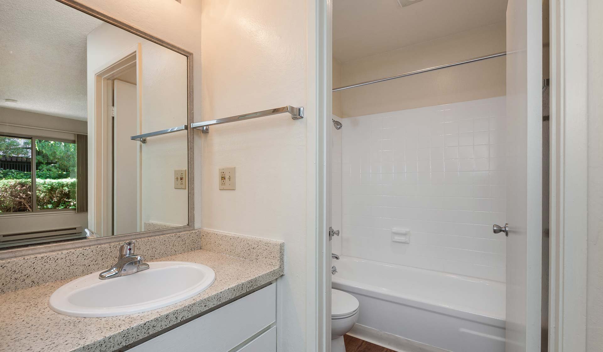 Scotchollow Apartment Homes, San Mateo (see reviews, photos and availability)