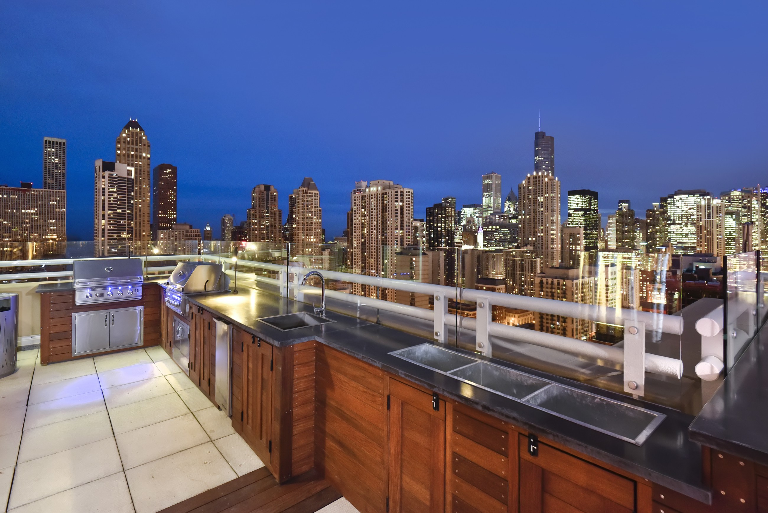 Chestnut Tower, Chicago (see pics & AVAIL)