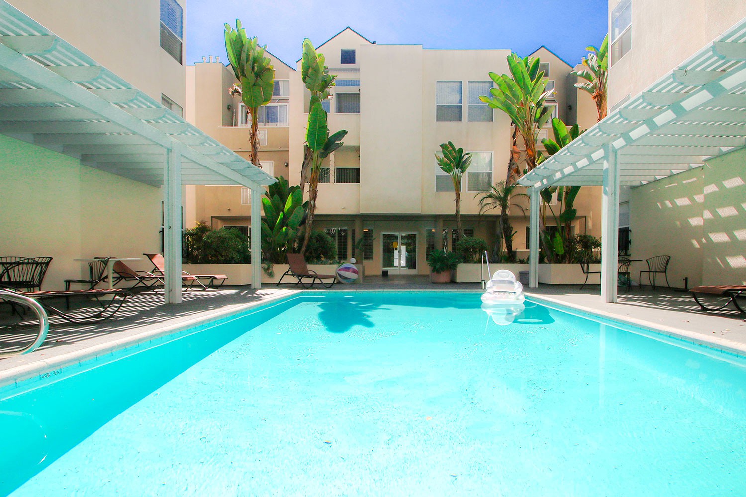 Palms Court, Los Angeles (see pics & AVAIL)