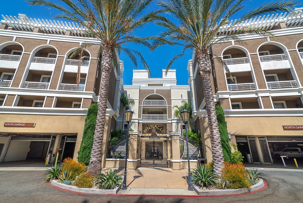 Peak at MacArthur Place, Santa Ana (see photos and available)