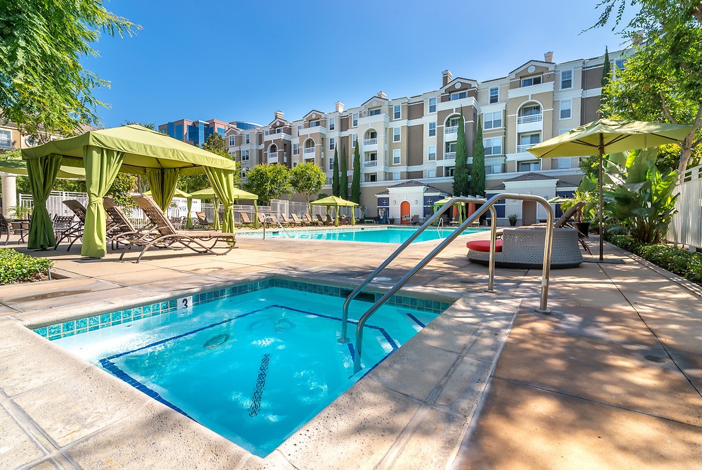Peak at MacArthur Place, Santa Ana (see photos and available)