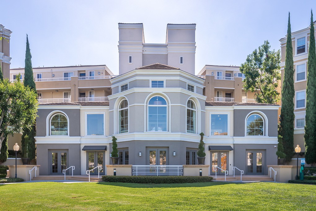 Peak at MacArthur Place, Santa Ana (see photos and available)