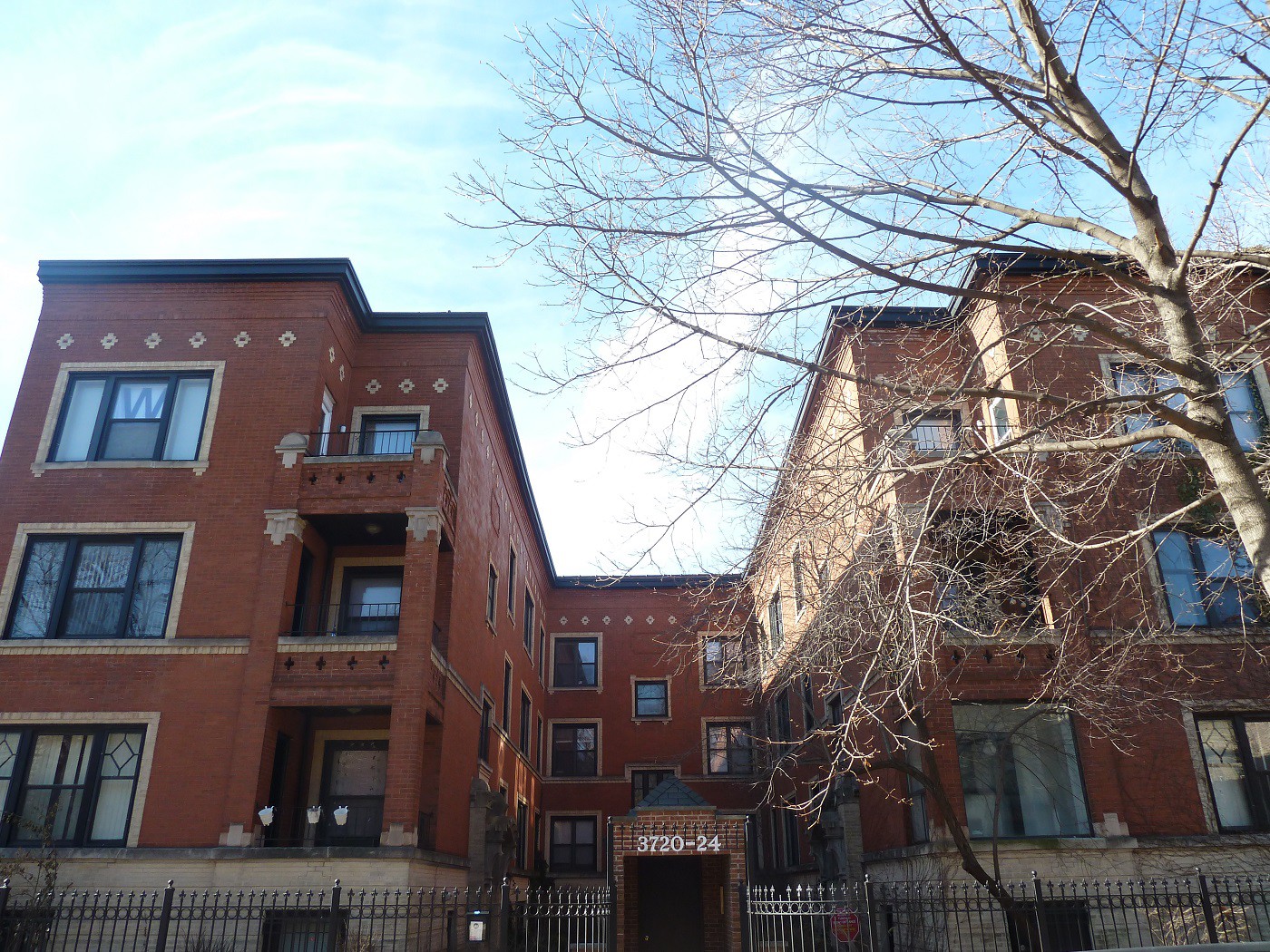 Urban Abodes, Chicago (see pics & AVAIL)