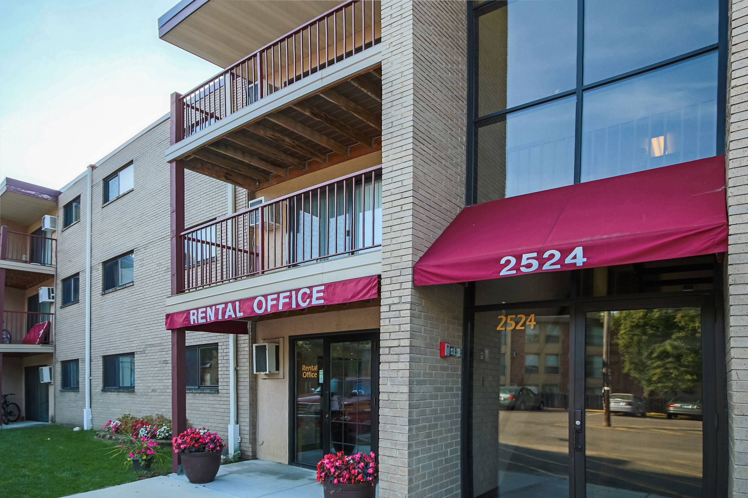 Courtyard, St. Louis Park (see pics & AVAIL)