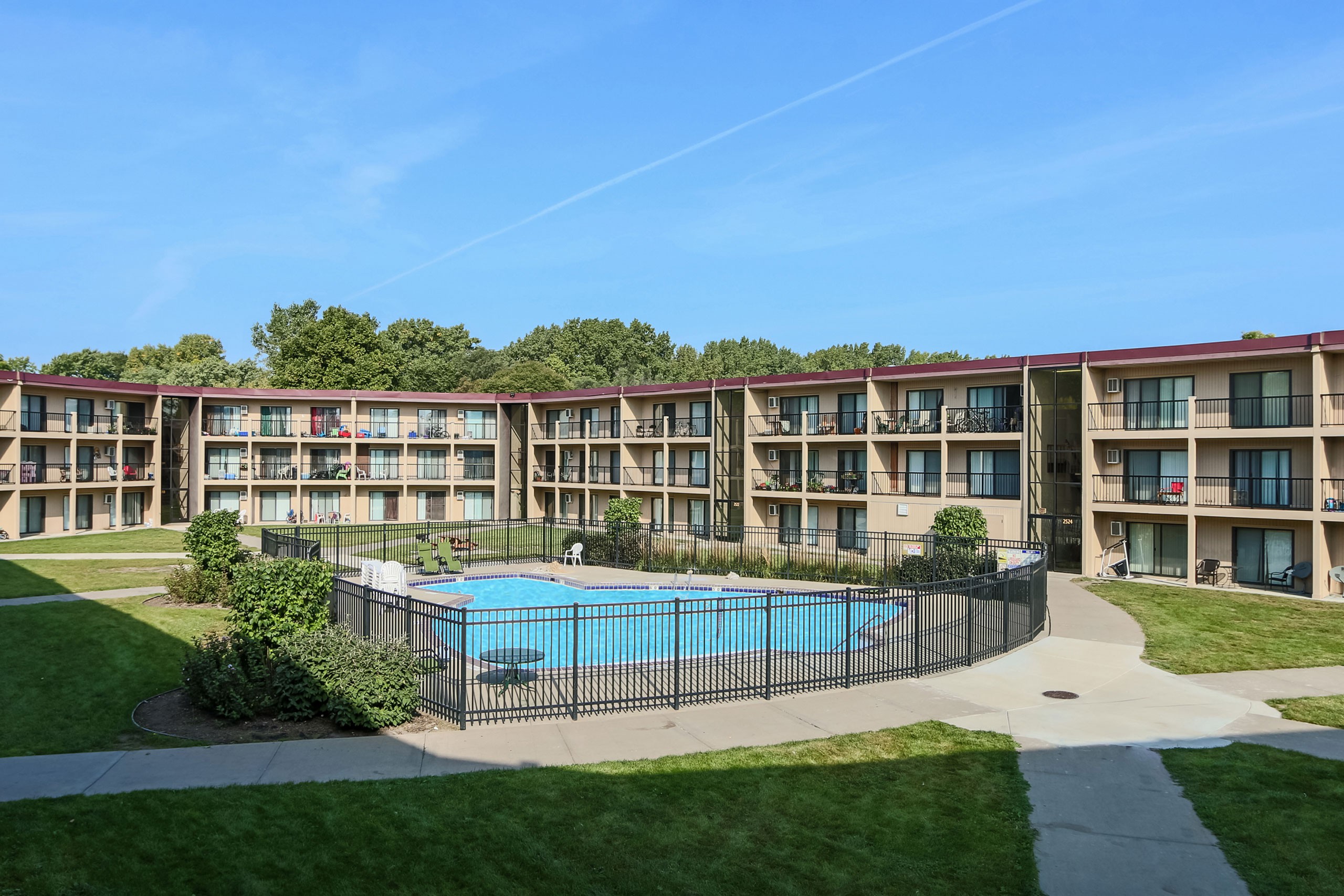 Courtyard, St. Louis Park (see pics & AVAIL)
