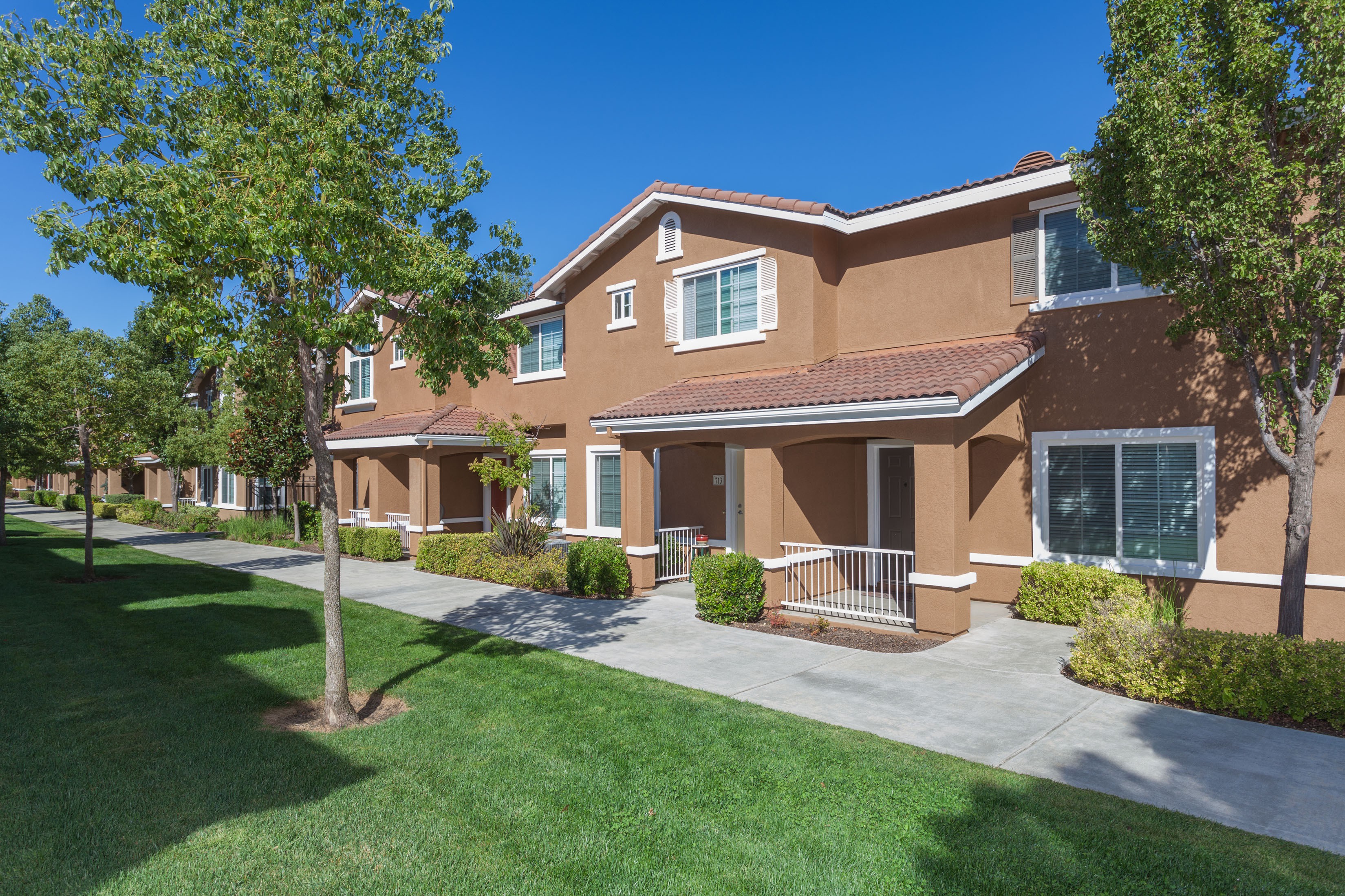 at Creekside, Sacramento (see reviews, pics & AVAIL)