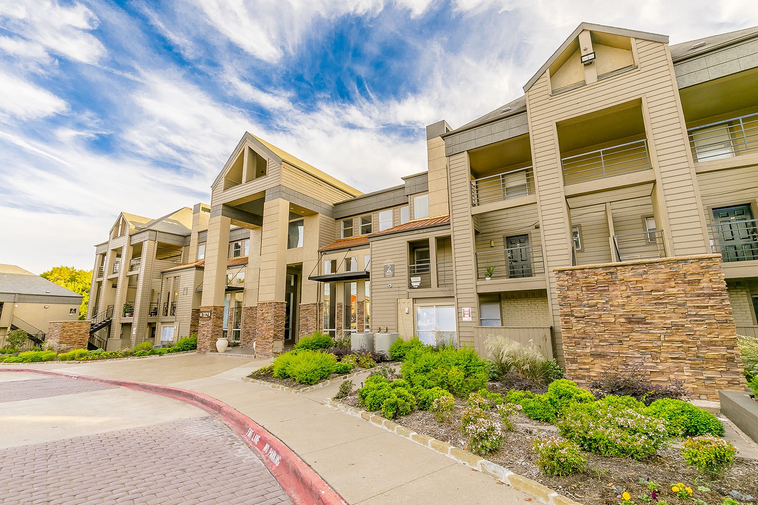 Oasis Apartments, Dallas (see pics & AVAIL)