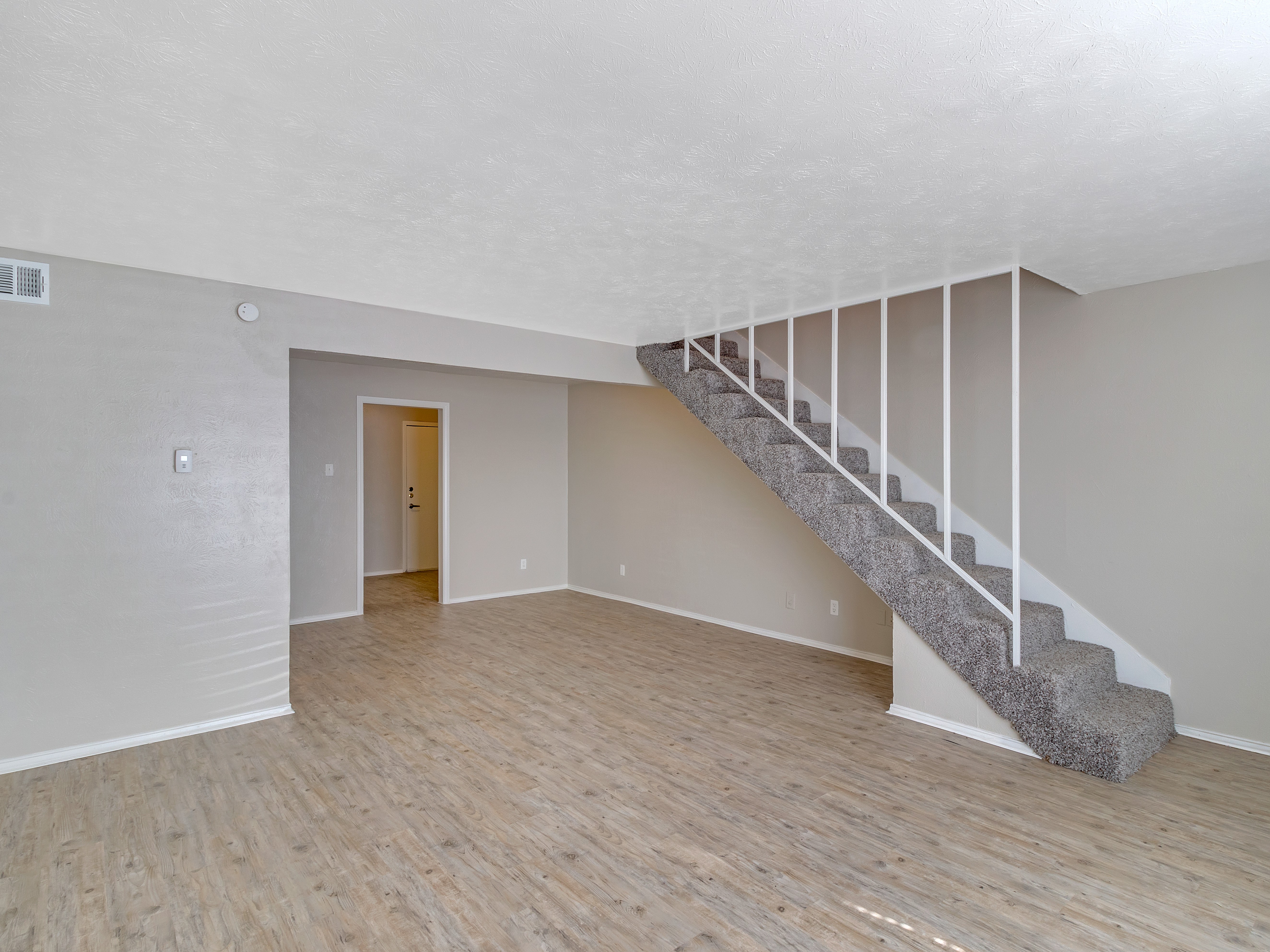 East Town Apartments, Dallas (see pics & AVAIL)
