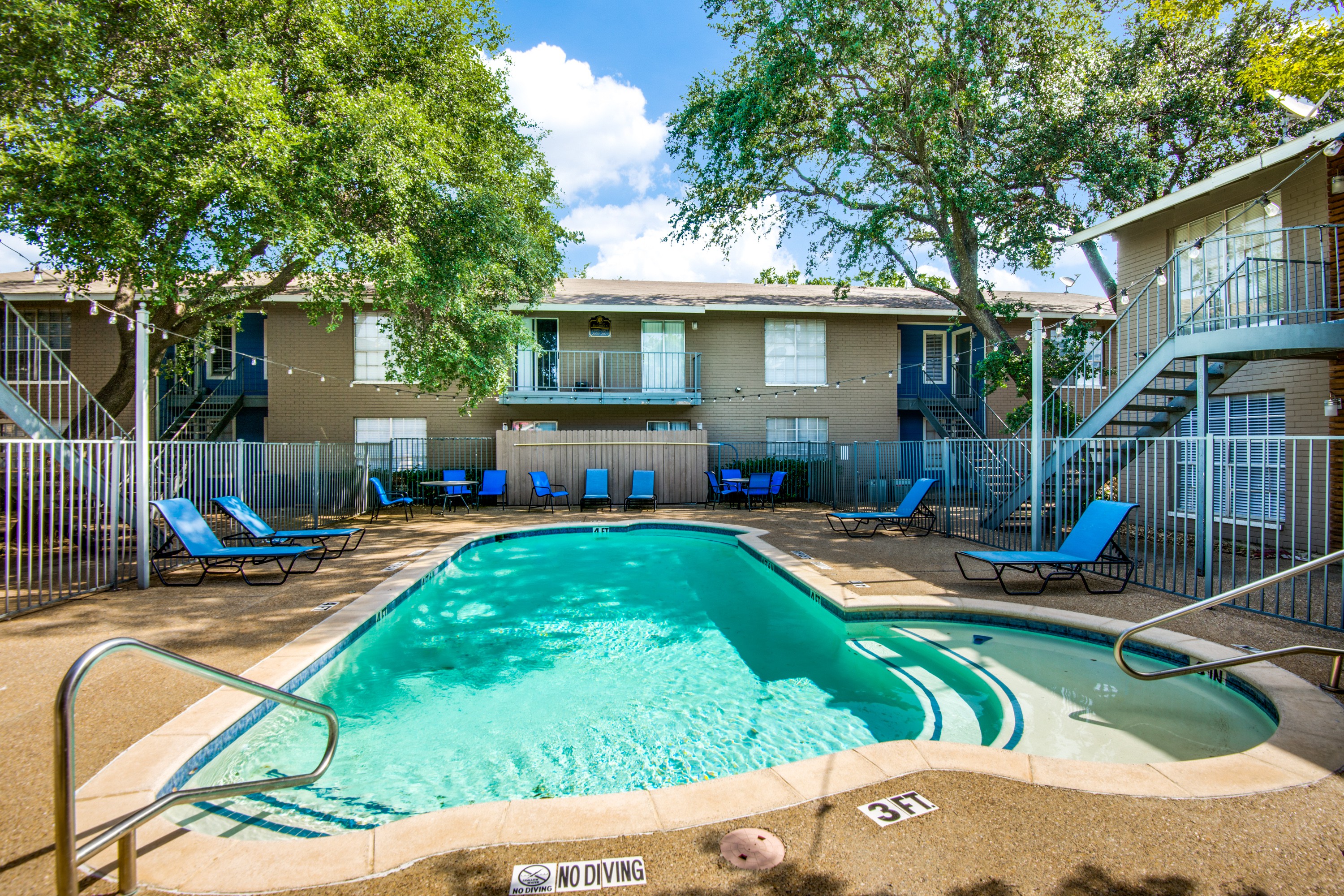 East Town Apartments, Dallas (see pics & AVAIL)