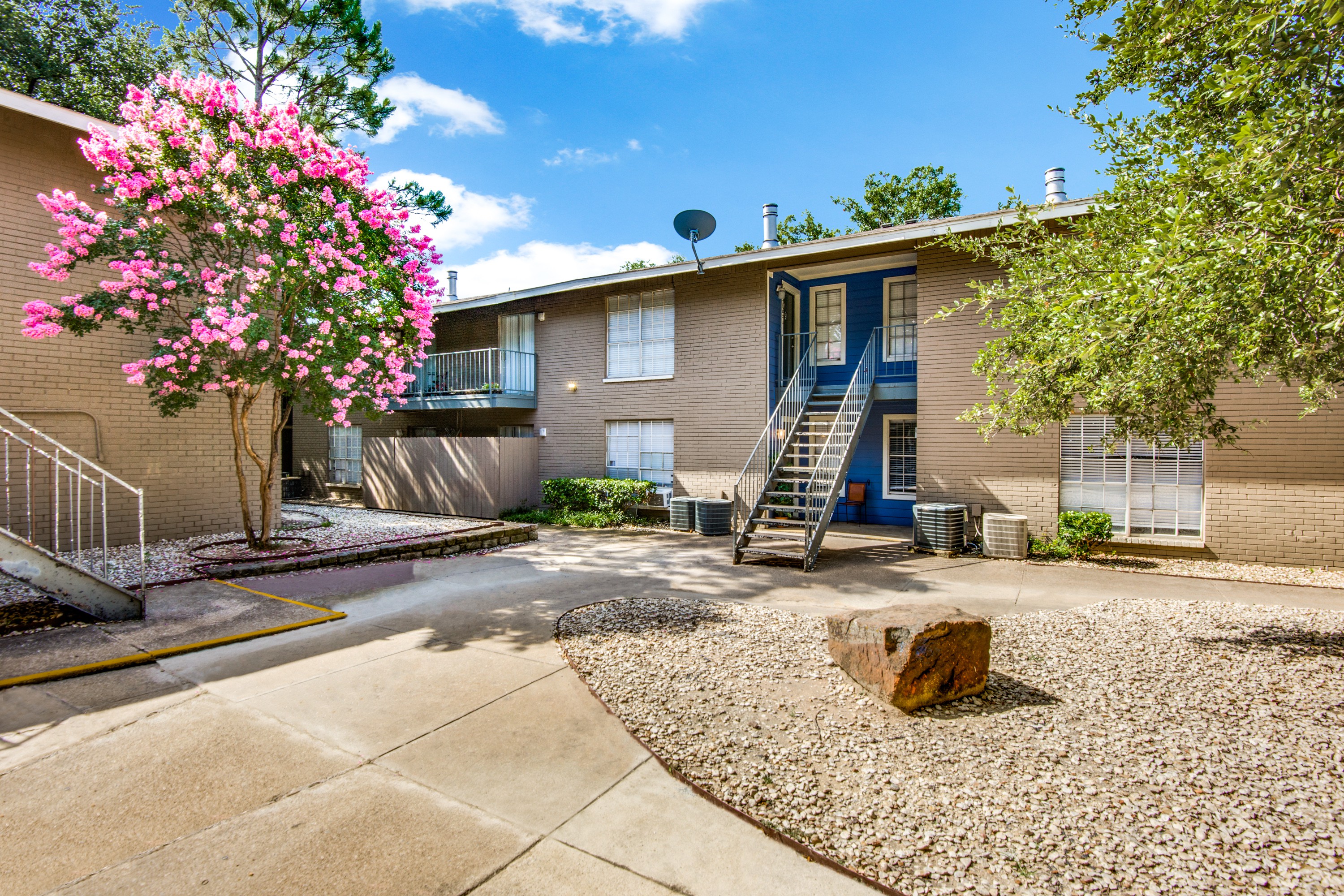 East Town Apartments, Dallas (see pics & AVAIL)