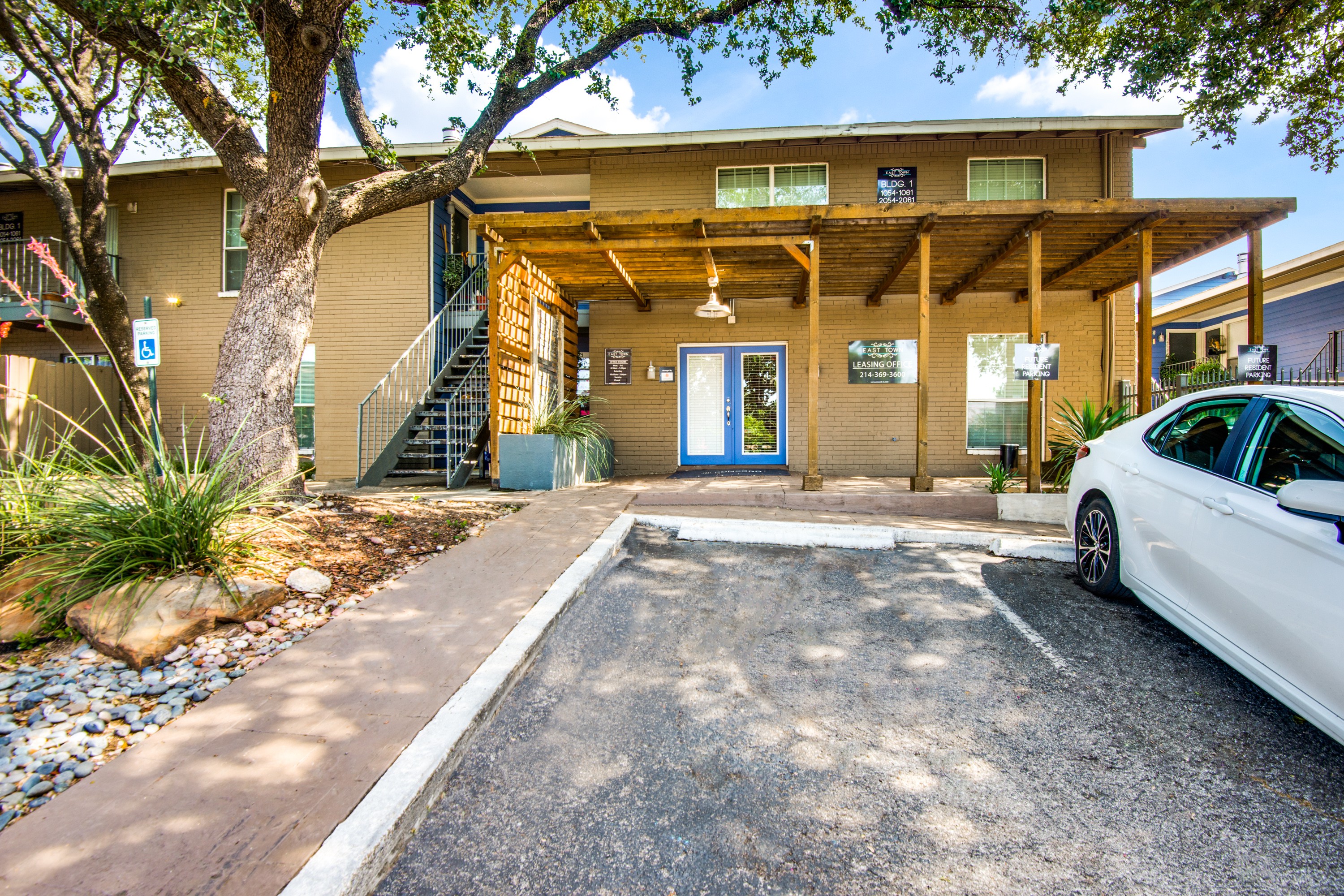 East Town Apartments, Dallas (see pics & AVAIL)