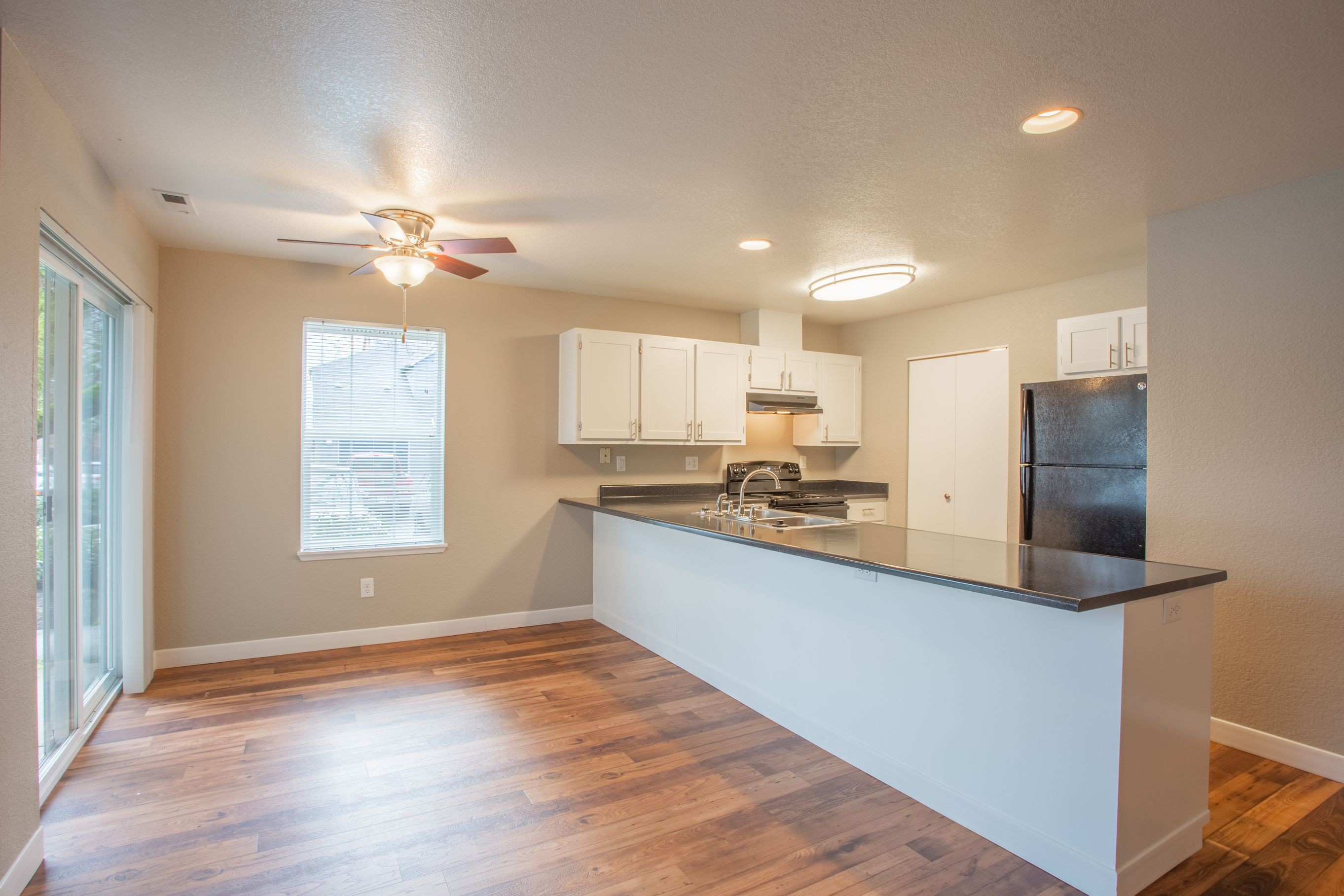 Larkspur Place, Walnut Grove (see pics & AVAIL)