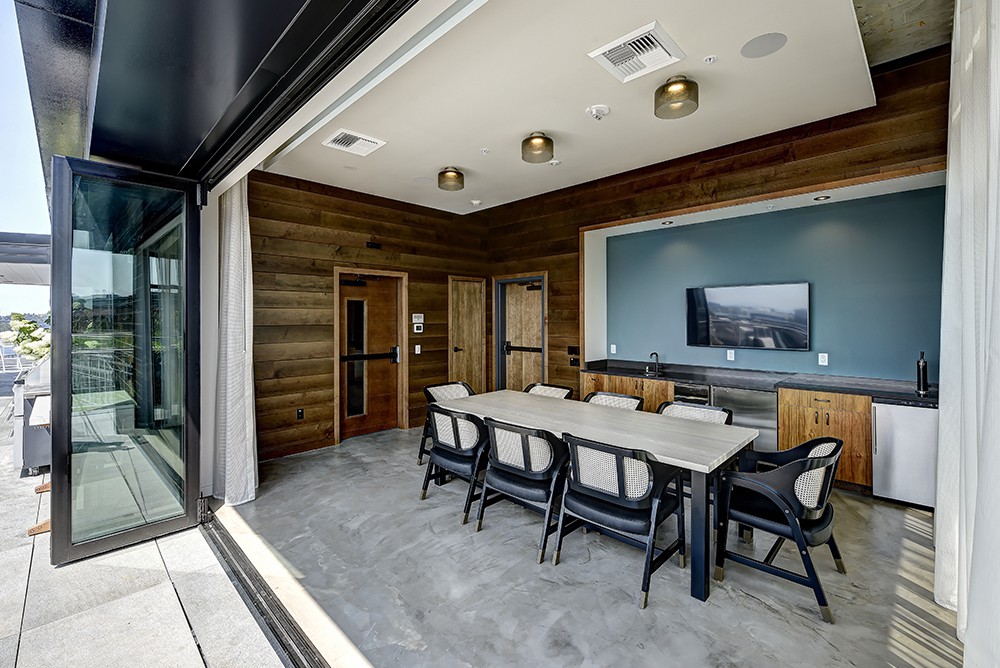 624 Yale 478, Seattle (see pics & AVAIL)