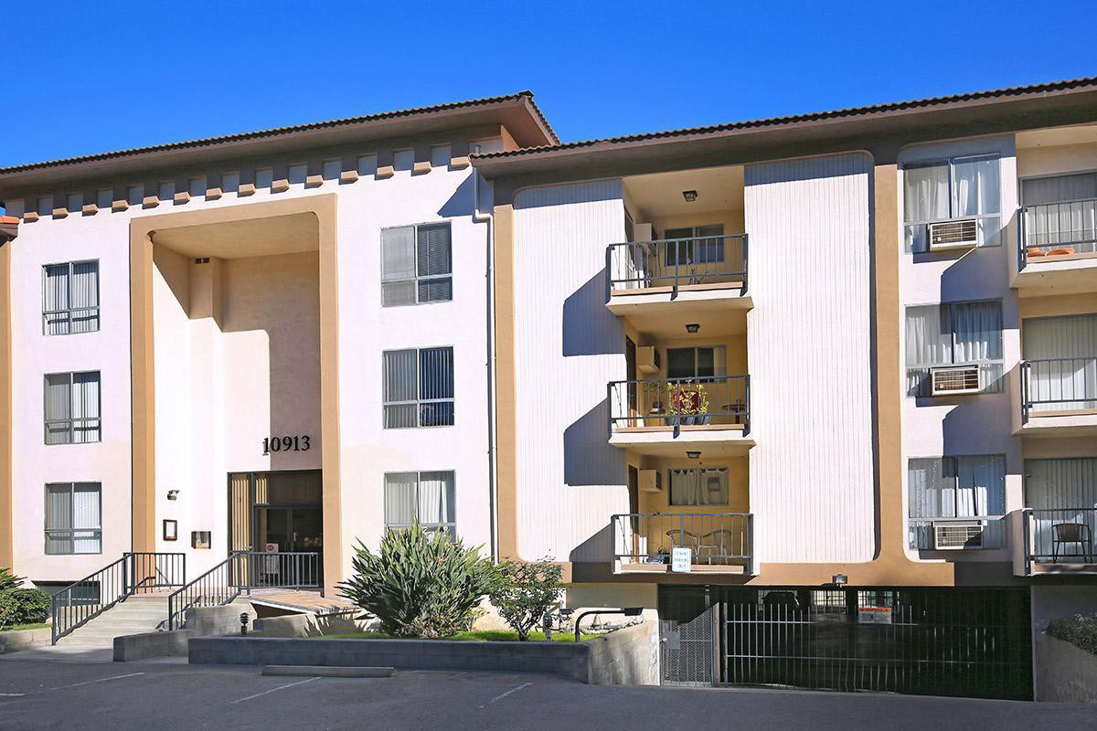 Studio City Hills, Los Angeles (see pics & AVAIL)