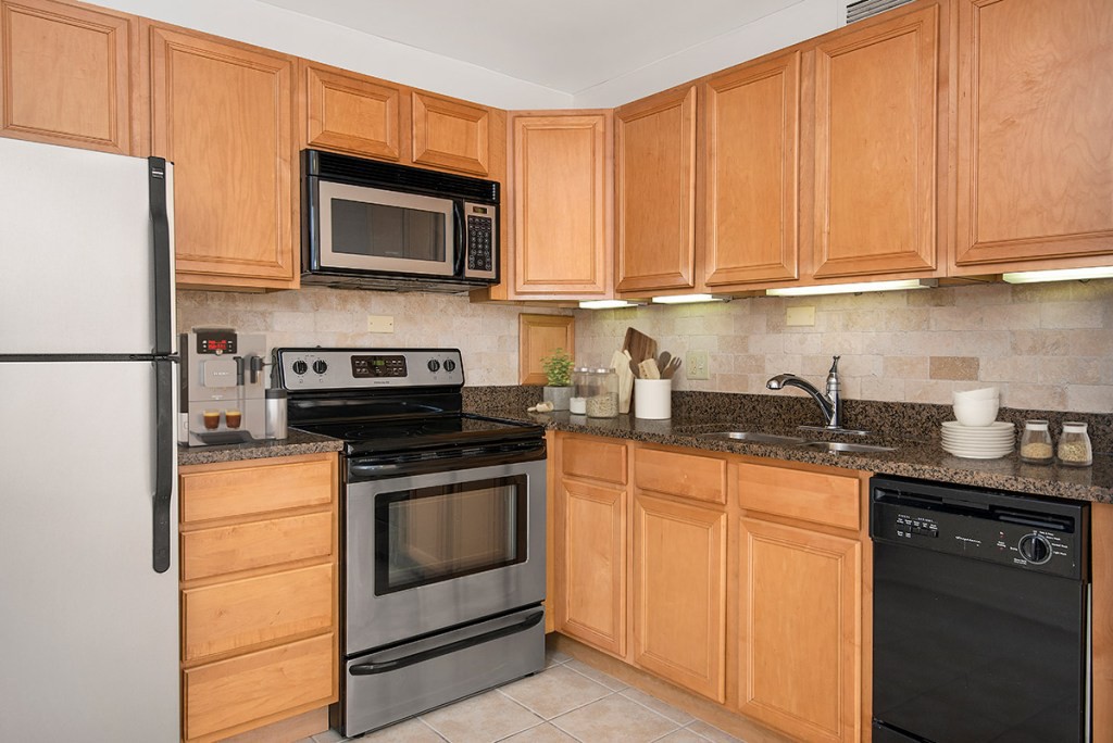 55 W Chestnut, Chicago (see pics & AVAIL)