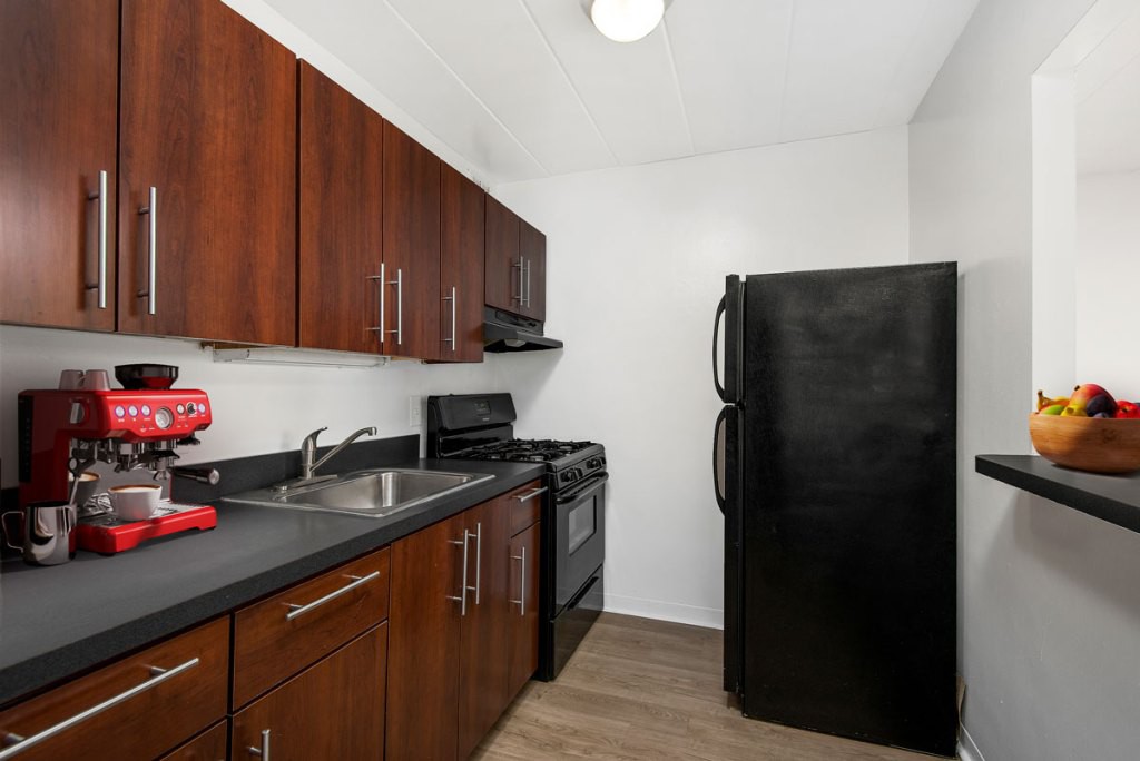 500 W Belmont, Chicago (see pics & AVAIL)