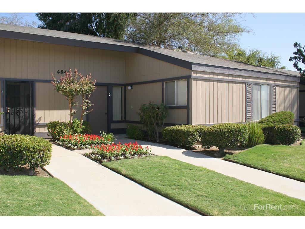 Two bedroom apartment for rent in Bakersfield California with kitchen