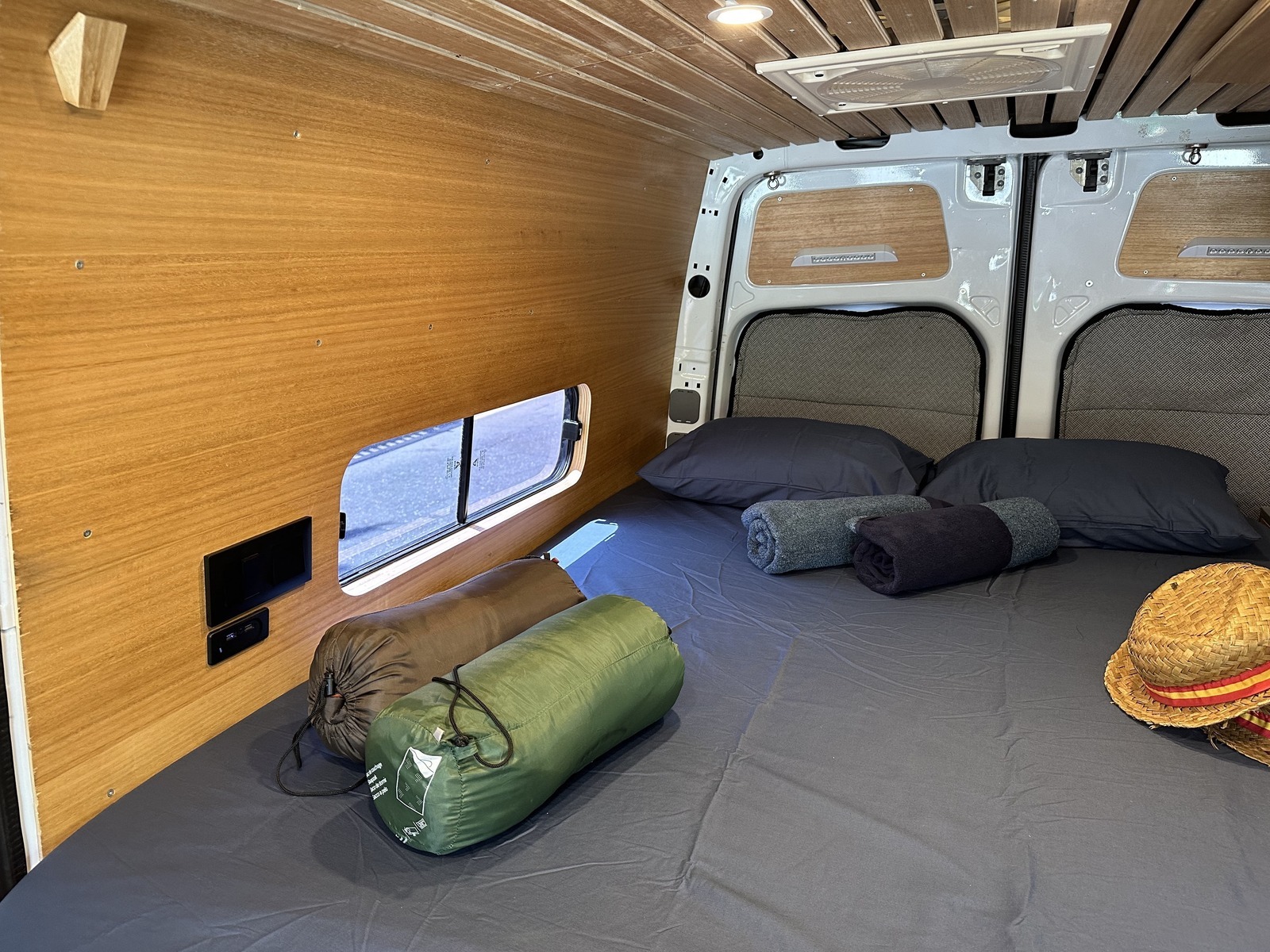 Camper en alquiler en Arona, Tenerife desde 70,00 € "Mercedes Camper Van" Camplify