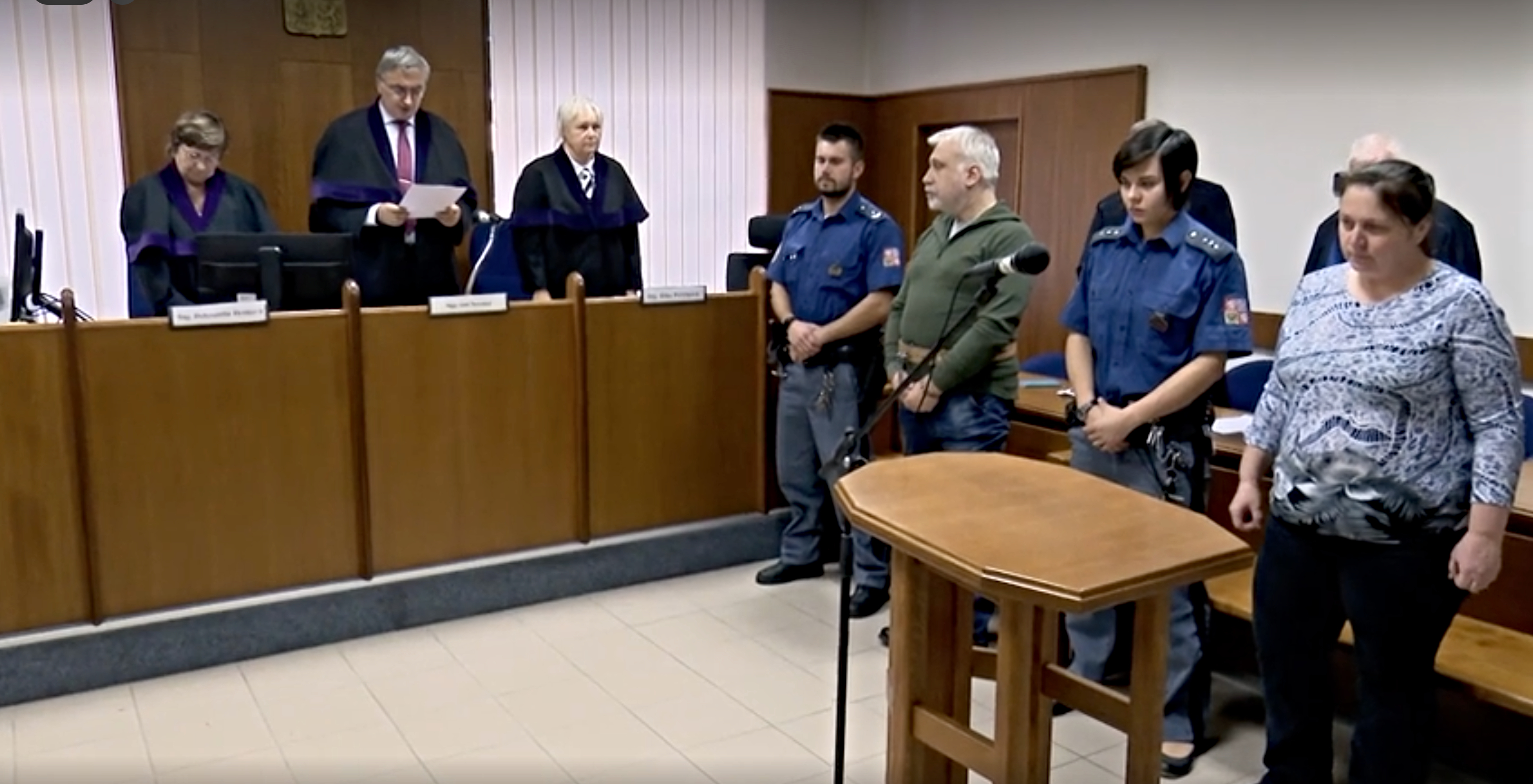 Manzele Se Zamkli Pred Exekutory A Pustili Plyn Muz Ktery Chtel Dum Podpalit I S Policisty Dostal 18 Let Vezeni Seznam Zpravy
