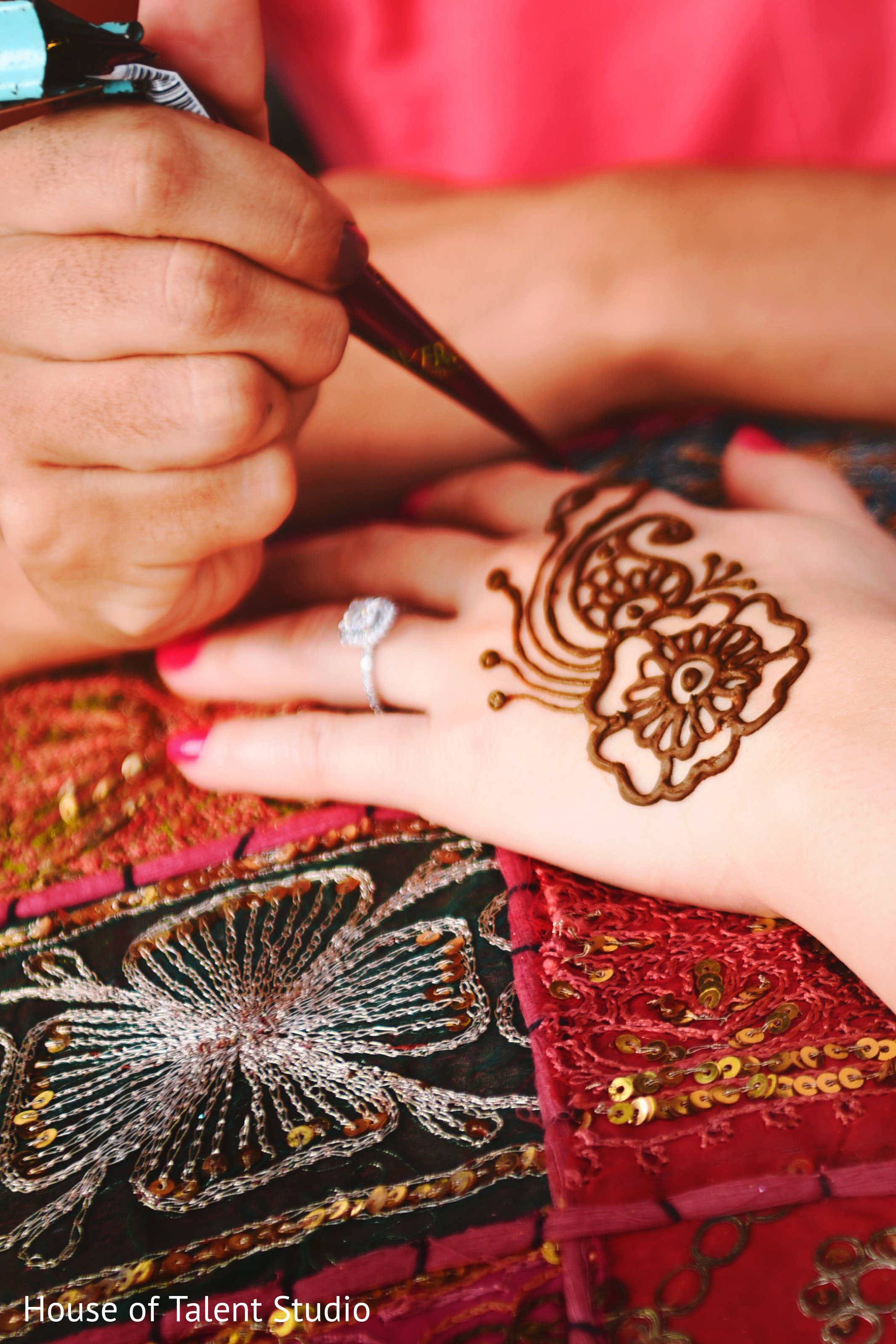 Henna artist making mehndi art Photo 173259