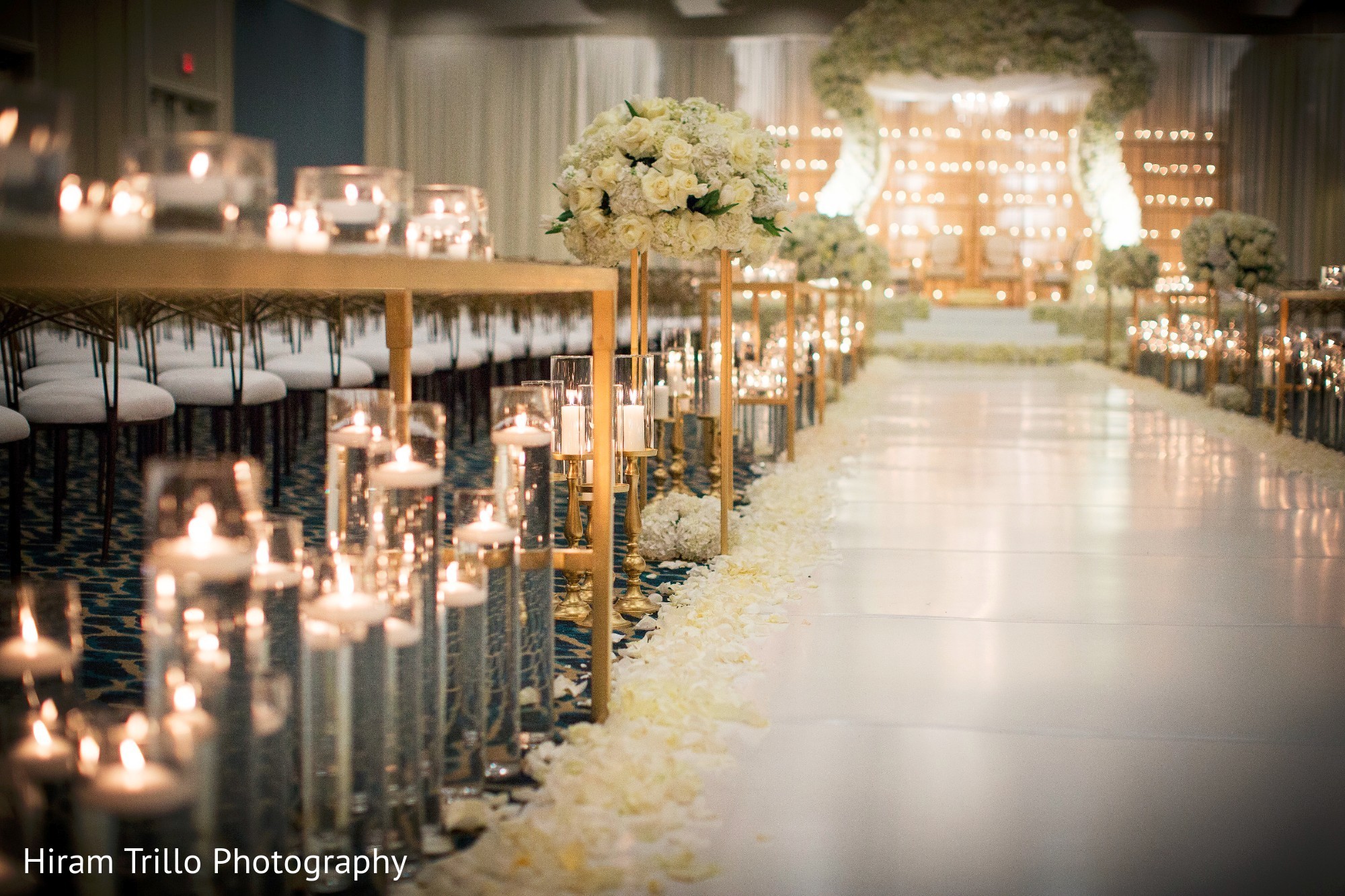 Floating candles aisle decor Photo 99739