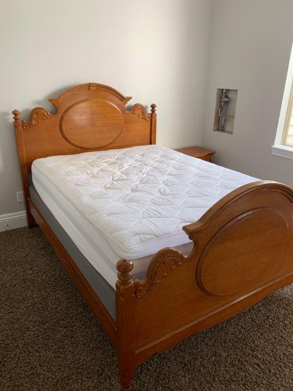 Beautiful Lexington Victorian Oak Queen Bed Frame ONLY( Matching