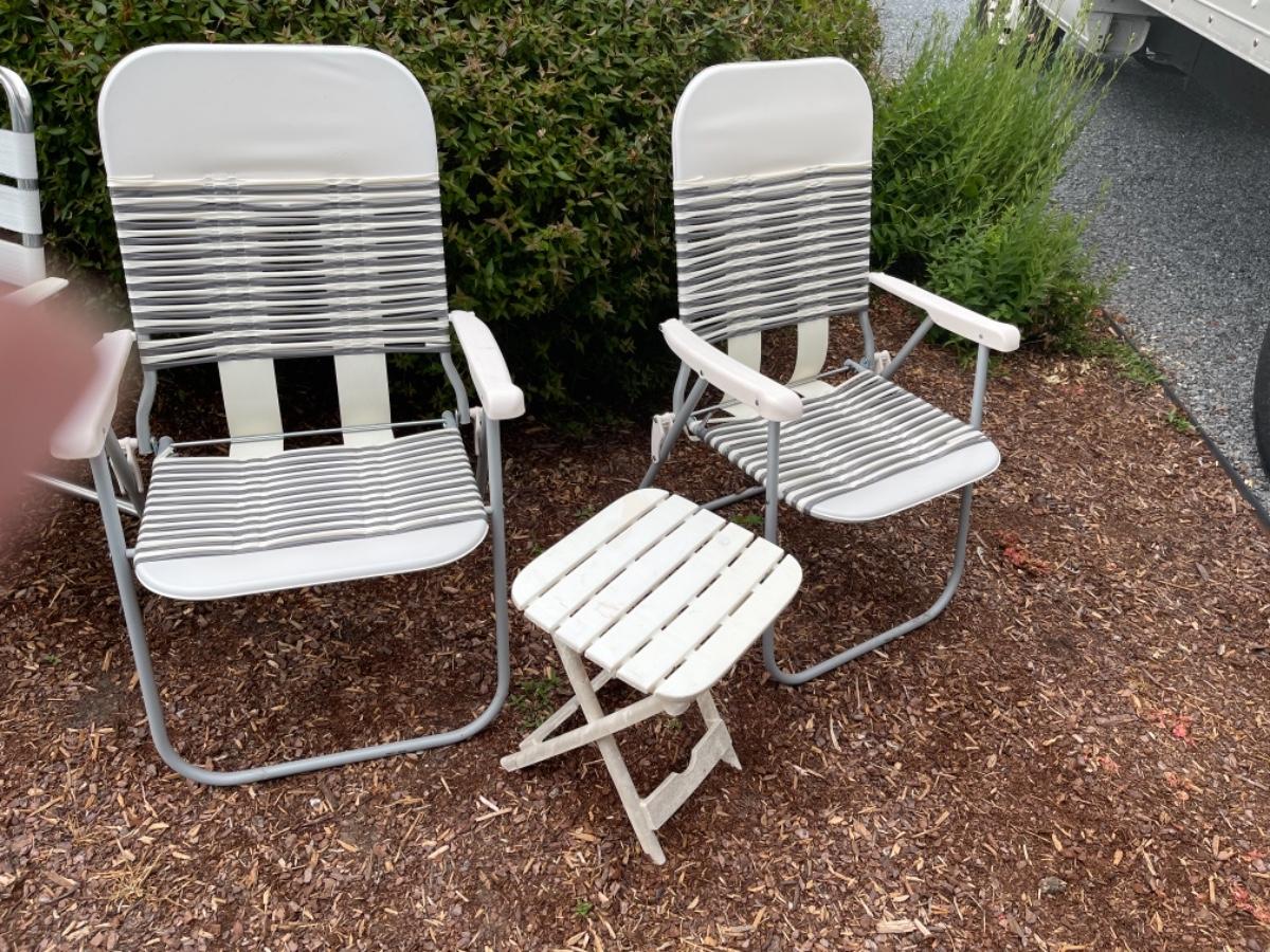 O428 Folding gray and white chairs