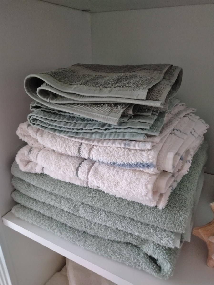 LOT 352 BATH AND HAND TOWELS