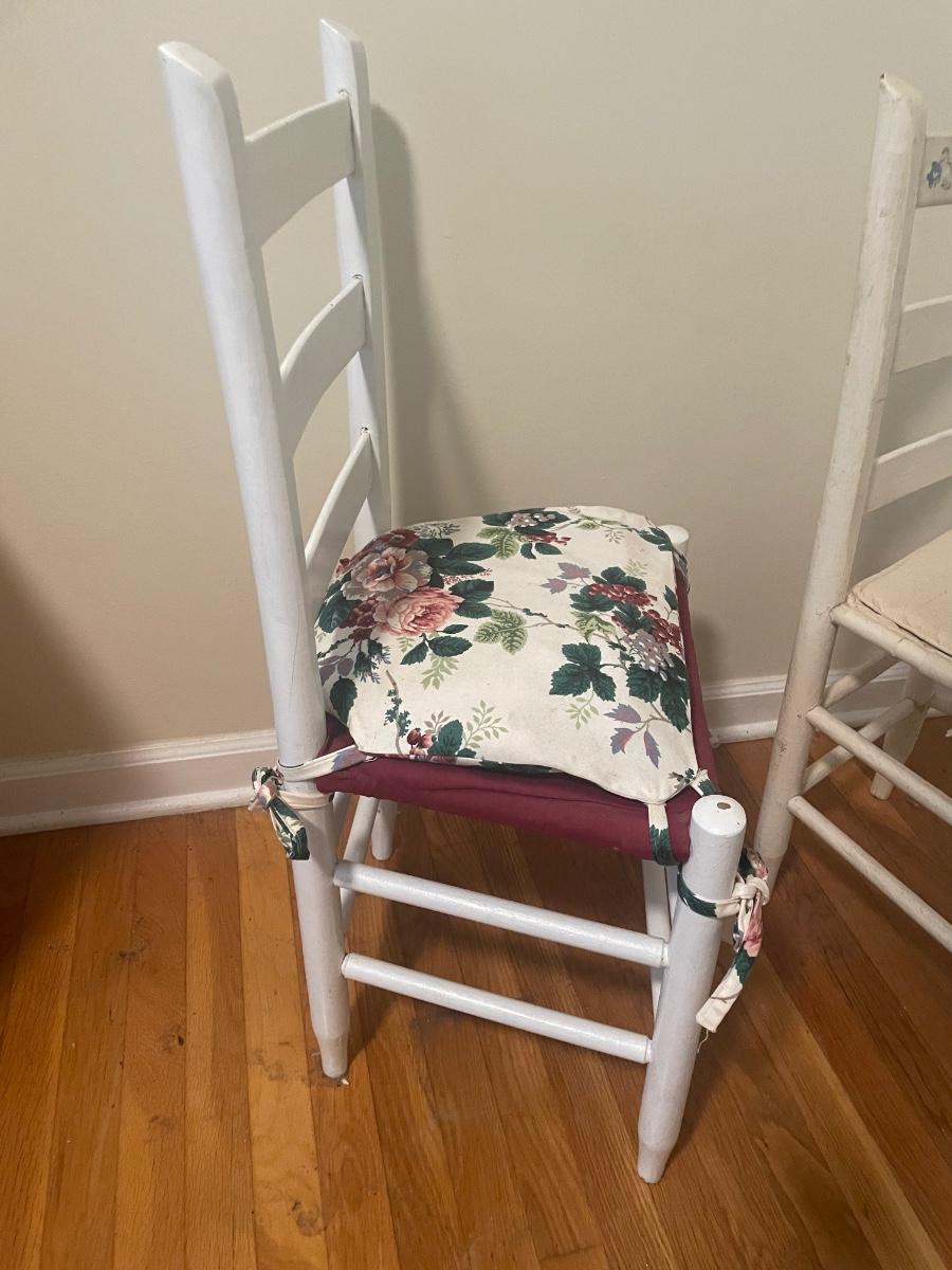 Pair of WhitePainted Wood Chairs (B1RG)