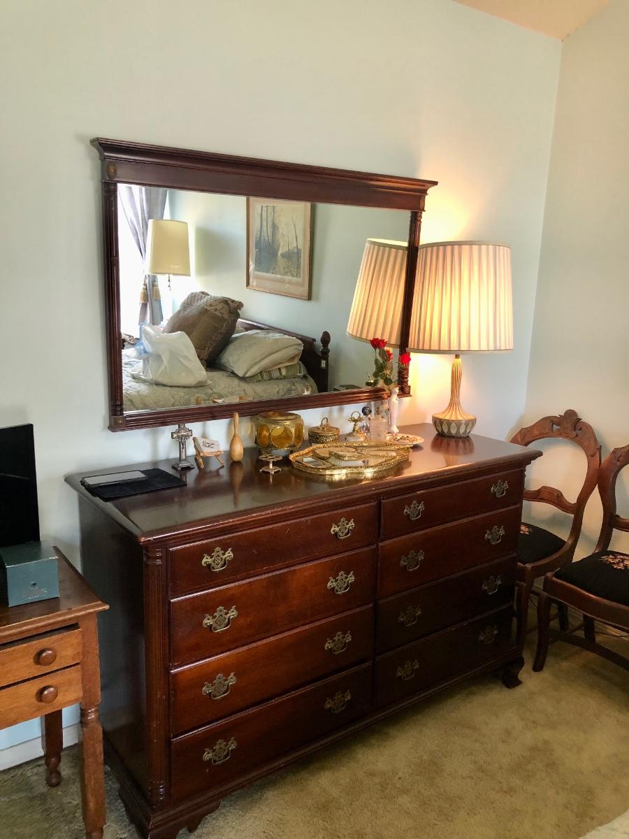 6 drawer dresser/ Bureau