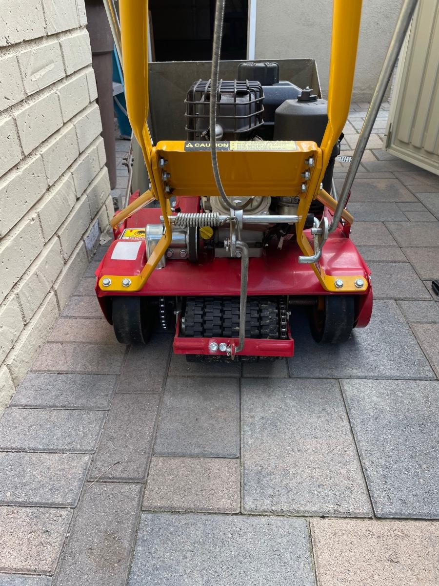 McLane Professional Front-Throw Mower Model 20 7 blade | EstateSales.org