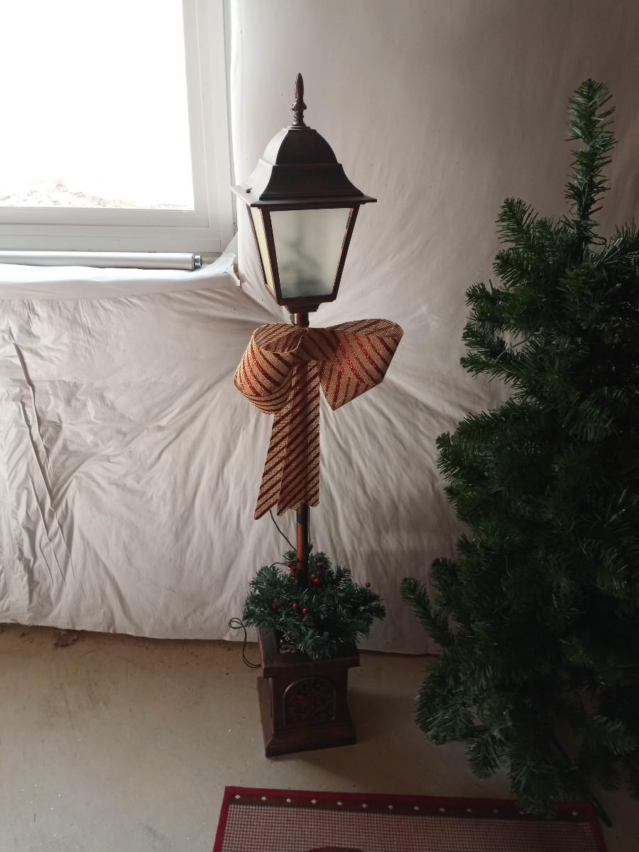 4' CHRISTMAS TREELAMP POST AND RUG