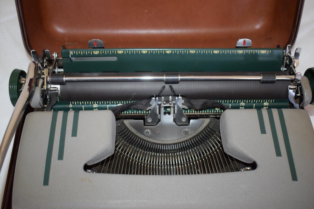 Vintage Manual Smith-Corona Typewriter in case | EstateSales.org