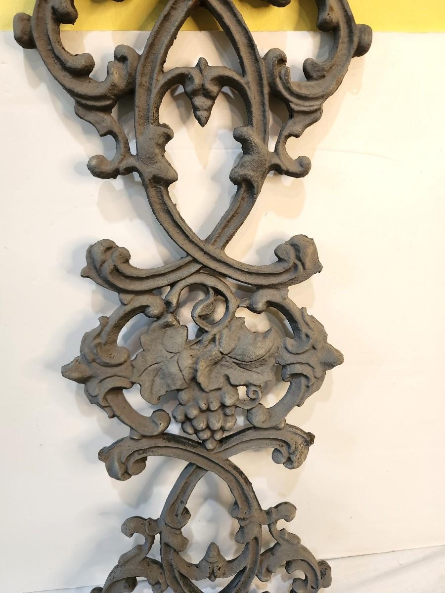 Lot 242 Single Vintage Cast Iron Pot Holder