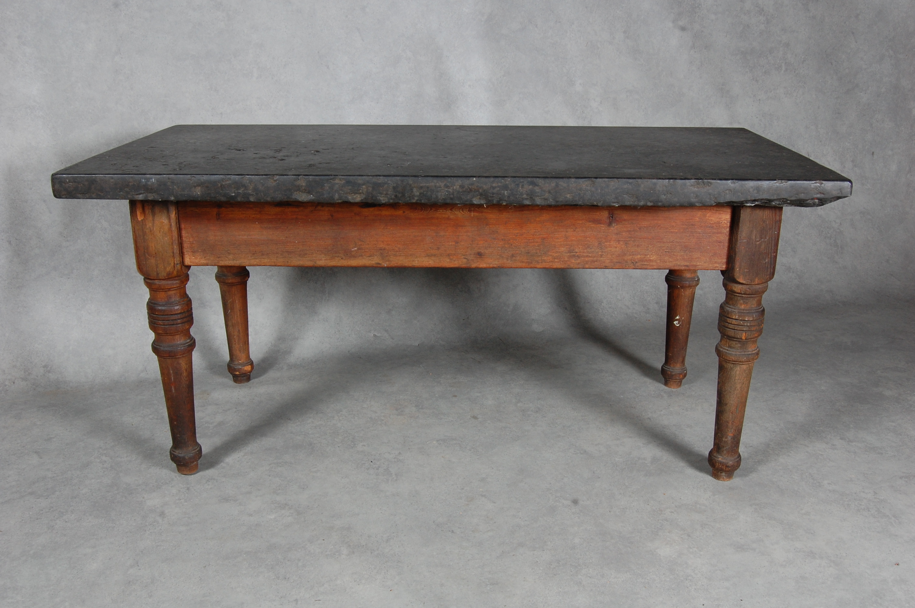 Kalkstensskiva Bord Bilder för 69475. STENBORD, Skåne, med kalkstensskiva från Komstad,1800