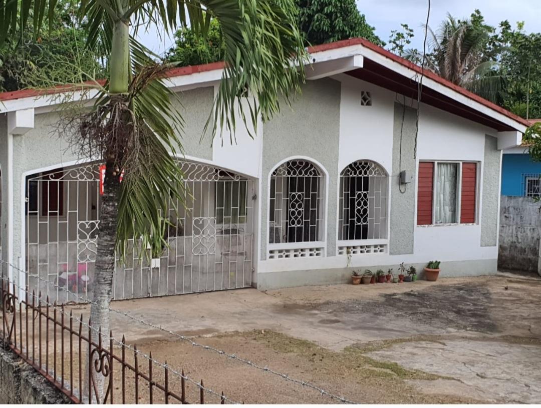 House For Sale OLIVER GARDENS, May Pen 9,000,000 Keez