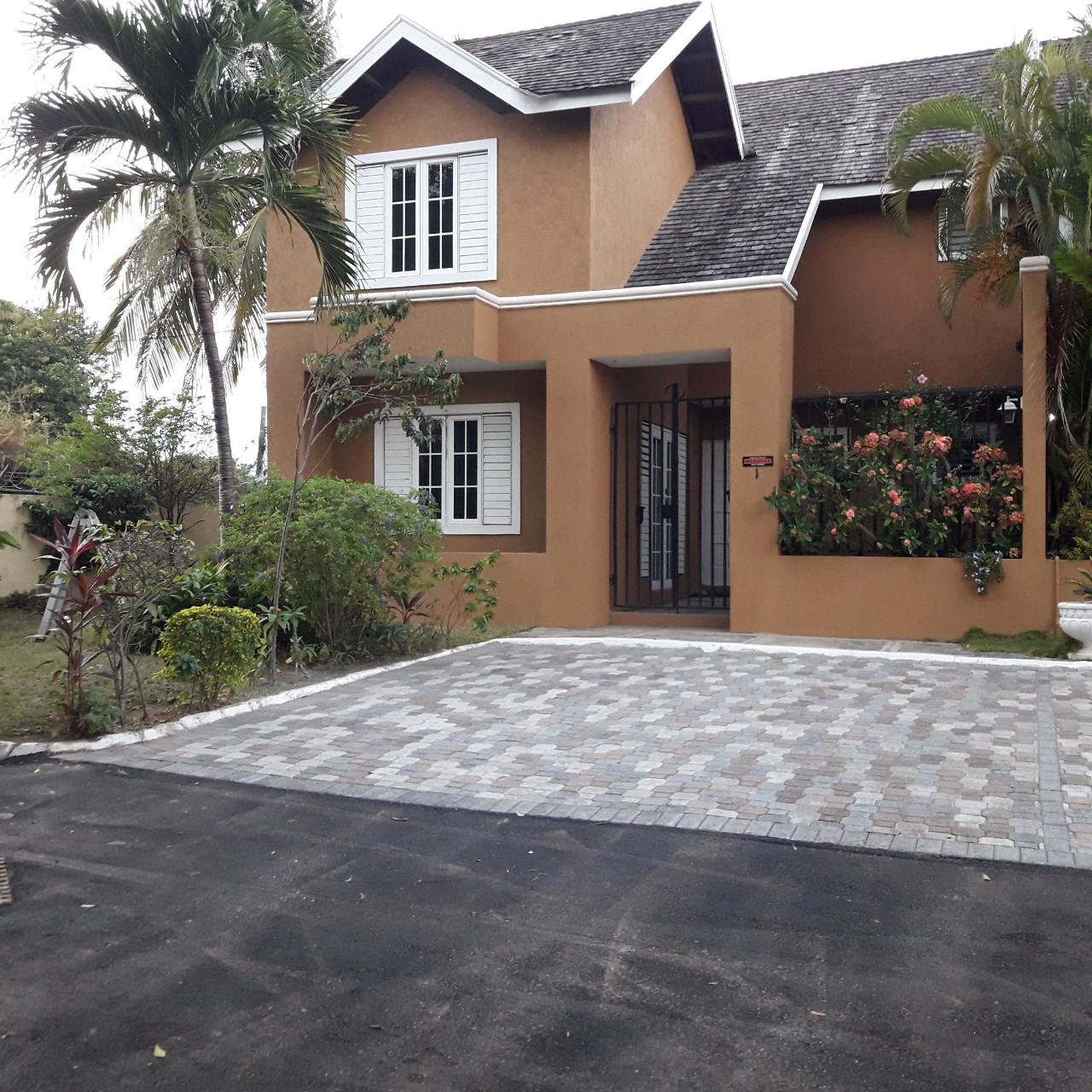Townhouse For Rent HOPEFIELD AVENUE, Kingston 6 2,500 Keez